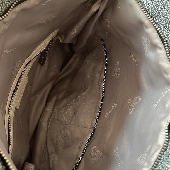 SORIAL Black and White Pebbled/ Dot Shimmer Chain Link Hand Bag - Picture 6 of 6